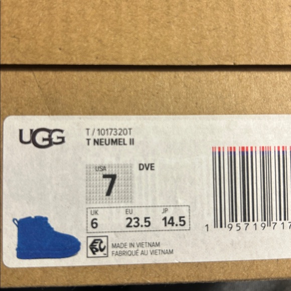 UGG- Neumel II, DVE, 5 kids QS, left shoe is faded - Picture 9 of 9